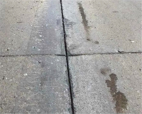 水泥道路混凝土板預留伸縮縫填充大家都采用道路灌縫膠