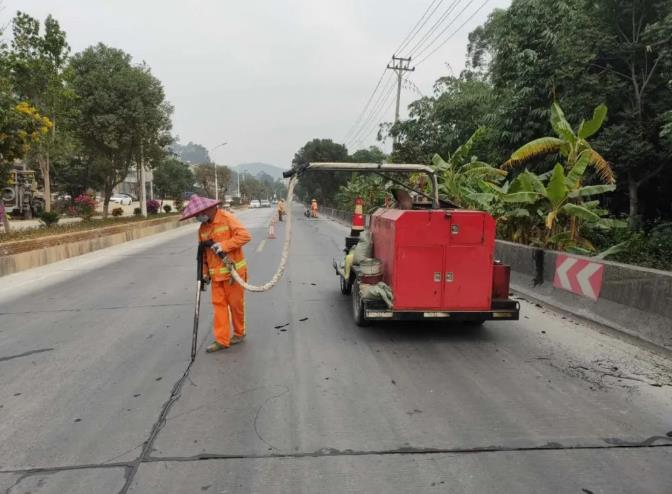 漳州采用道路灌縫膠修補(bǔ)水泥路面裂縫，提升路面有效修補(bǔ)率